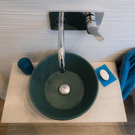 Hollywood Apartment Near Station With Parking Bari Exteriör bild