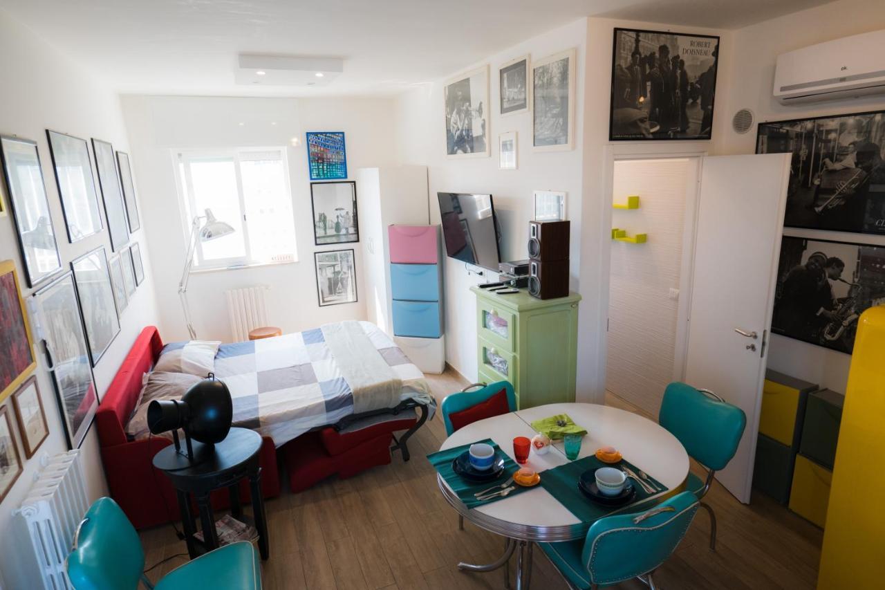 Hollywood Apartment Near Station With Parking Bari Exteriör bild